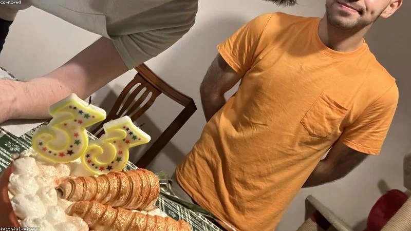 Padre e hijo hablando durante el desayuno